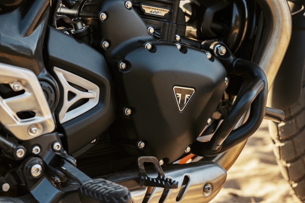 Un particolare della Scrambler 400 XC (© Triumph)