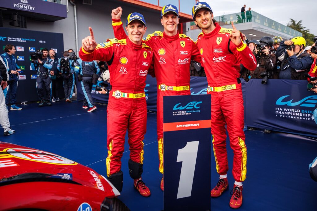 Giovinazzi, a dx, con Calado al centro e Pier Guidi a sx dopo la vittoria a Imola (© Ferrari)