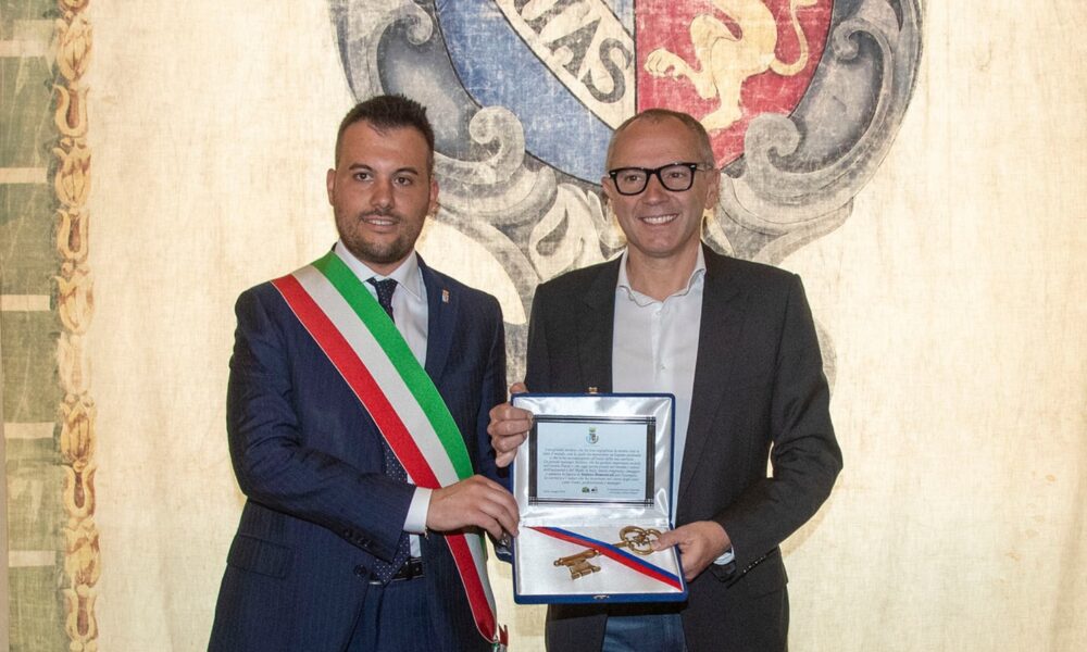 Il Sindaco di Imola Panieri con Stefano Domenicali, CEO della F1, alla consegna della chiave della Città nel 2024 (© Comune Imola)