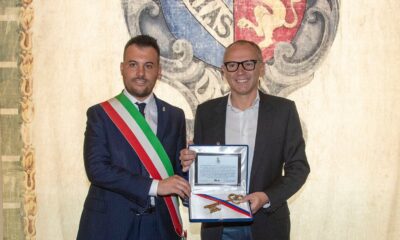 Il Sindaco di Imola Panieri con Stefano Domenicali, CEO della F1, alla consegna della chiave della Città nel 2024 (© Comune Imola)