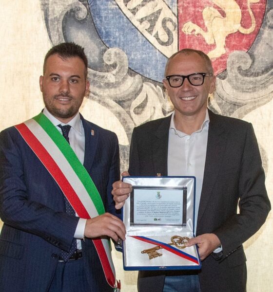 Il Sindaco di Imola Panieri con Stefano Domenicali, CEO della F1, alla consegna della chiave della Città nel 2024 (© Comune Imola)