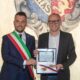 Il Sindaco di Imola Panieri con Stefano Domenicali, CEO della F1, alla consegna della chiave della Città nel 2024 (© Comune Imola)