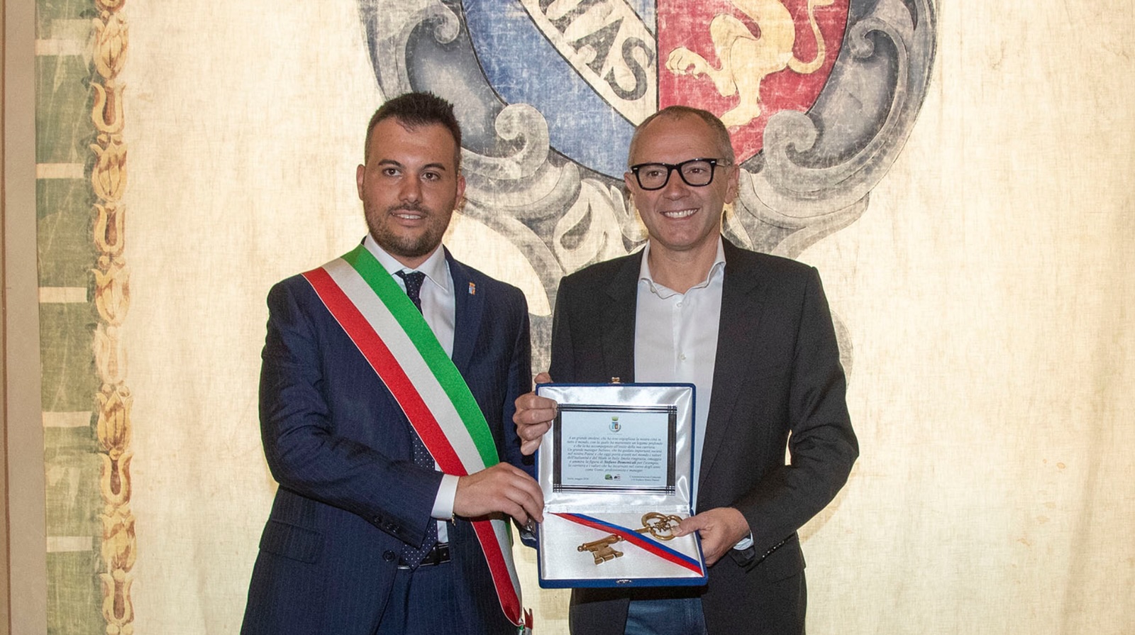 Il Sindaco di Imola Panieri con Stefano Domenicali, CEO della F1, alla consegna della chiave della Città nel 2024 (© Comune Imola)