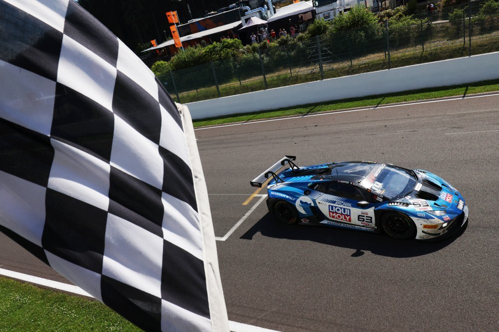 La Lamborghini Huracan #63 che tagli il traguardo a Spa