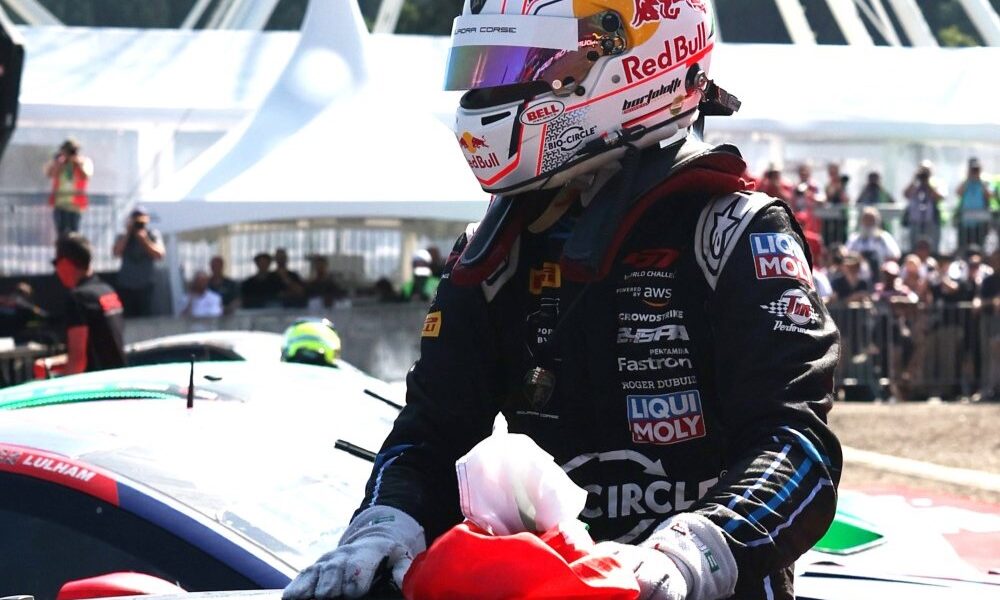 Mirko Bortolotti festeggia la vittoria alla 24 Ore di Spa