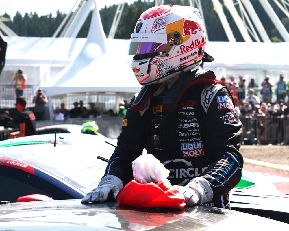 Mirko Bortolotti festeggia la vittoria alla 24 Ore di Spa