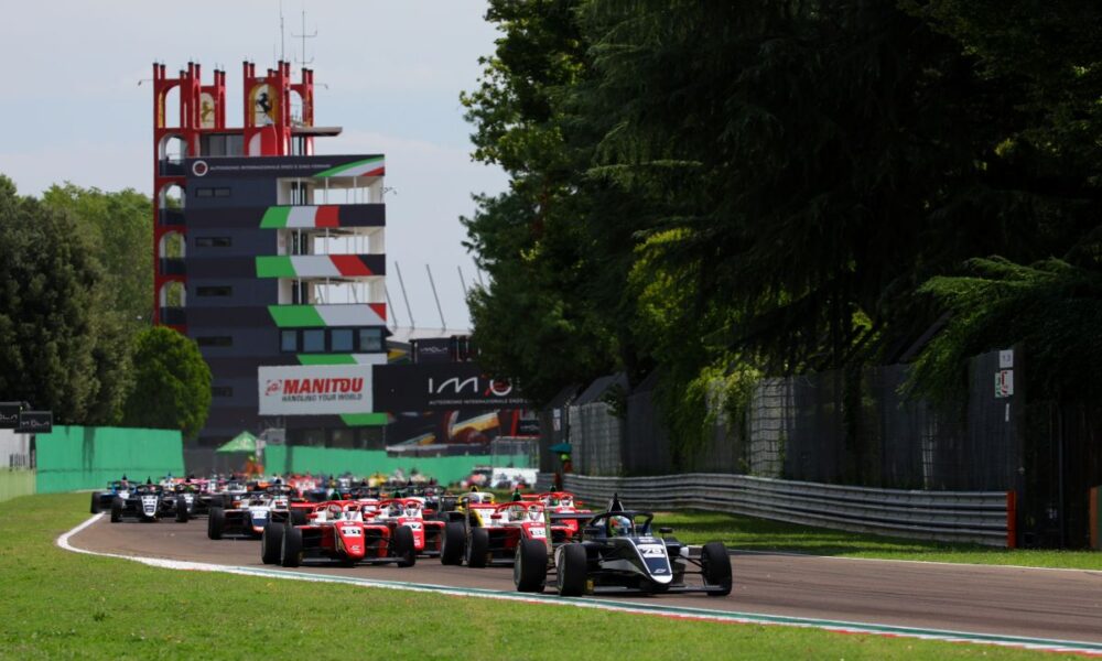 La partenza di Gara 1 della F4 2025 a Imola