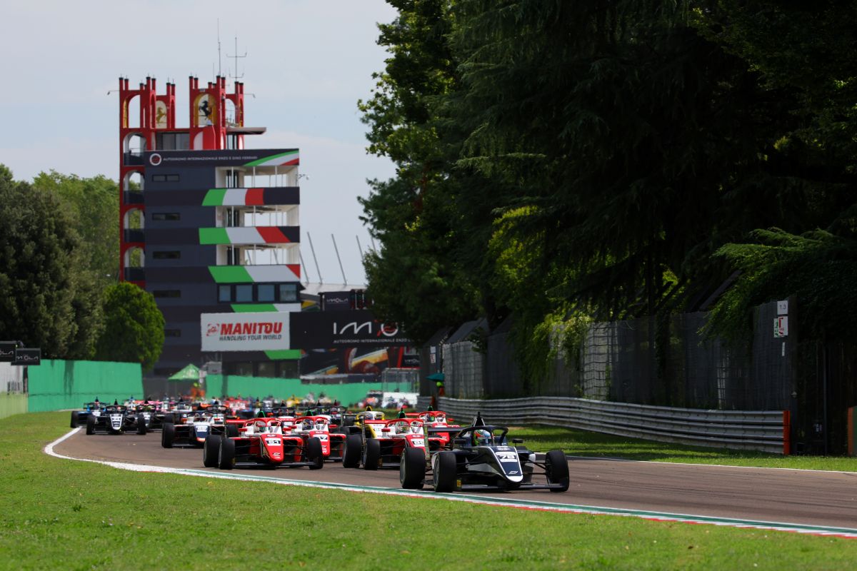 La partenza di Gara 1 della F4 2025 a Imola