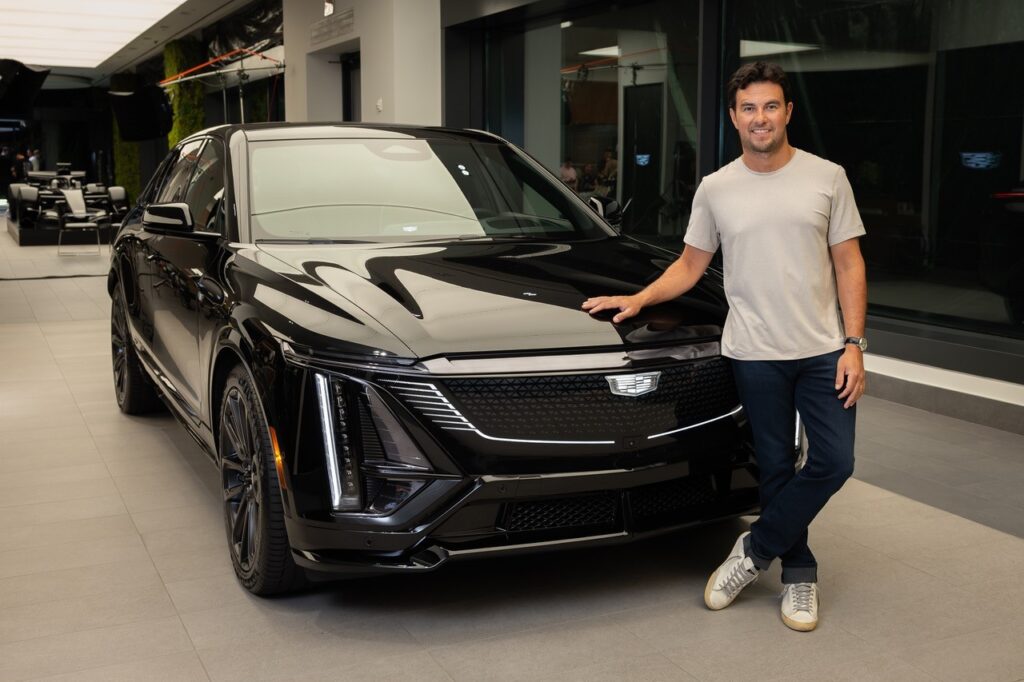 Perez con una Cadillac stradale (© Cadillac F1)