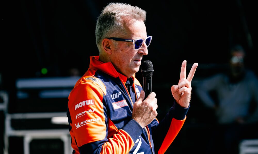 Hervè Poncharal fa il segno "2" sul palco della fanzone durante il GP di Francia 2025