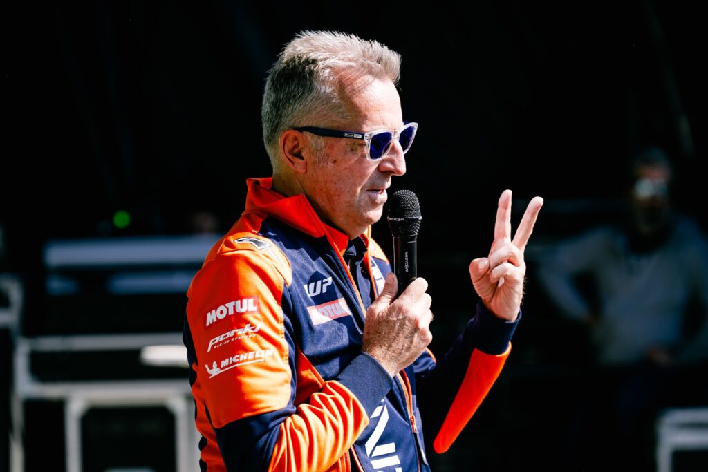 Hervè Poncharal fa il segno "2" sul palco della fanzone durante il GP di Francia 2025