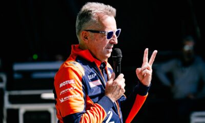 Hervè Poncharal fa il segno "2" sul palco della fanzone durante il GP di Francia 2025