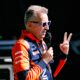 Hervè Poncharal fa il segno "2" sul palco della fanzone durante il GP di Francia 2025