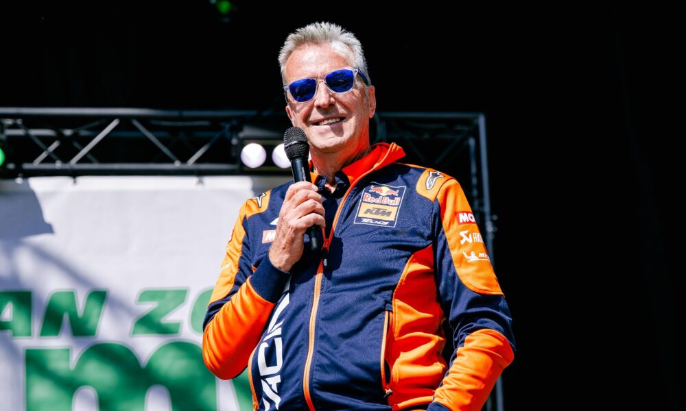 Hervè Poncharal sul palco della fanzone durante il GP di Francia 2025