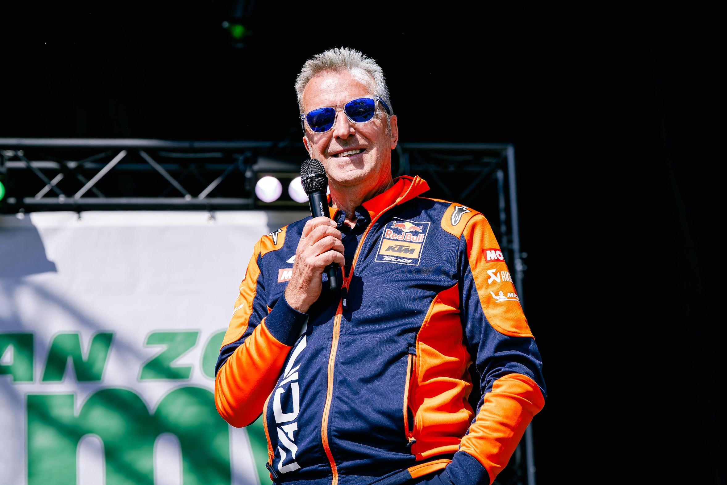 Hervè Poncharal sul palco della fanzone durante il GP di Francia 2025