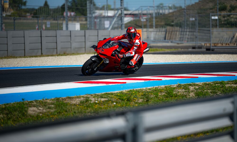 Francesco Bagnaia con la Panigale V4 al Balaton Park