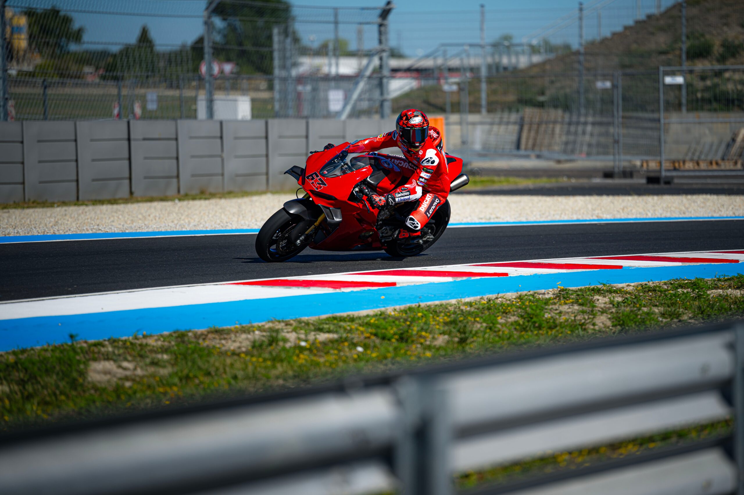 Francesco Bagnaia con la Panigale V4 al Balaton Park