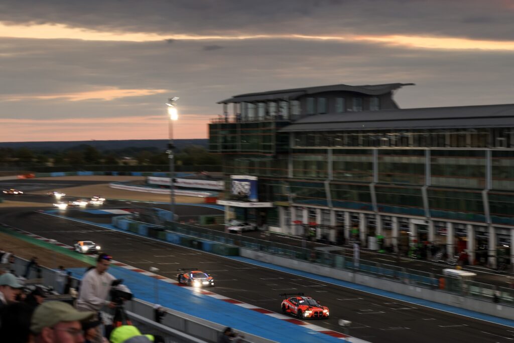 La #32 BMW Team WRT, ancora prima in classifica Pro, sul rettilineo di Magny-Cours