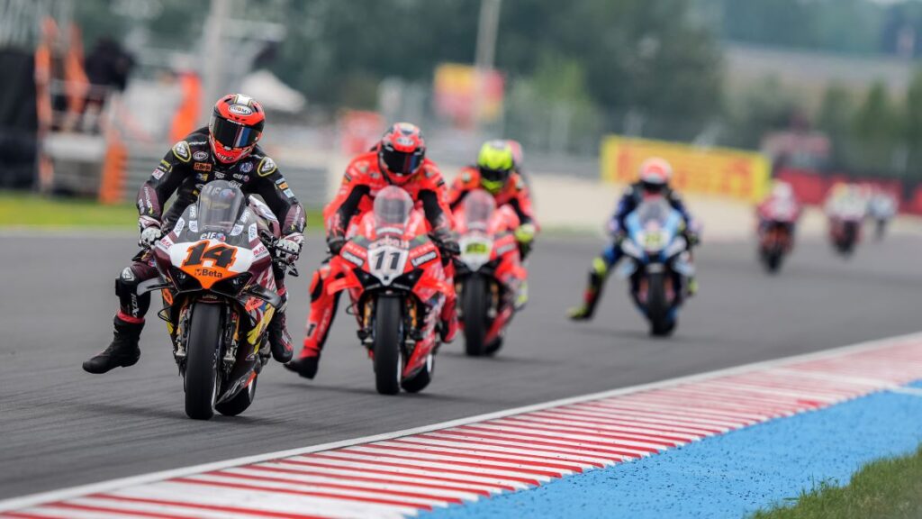 La WSBK in azione al Balaton Park nel 2025 (© WorldSBK)