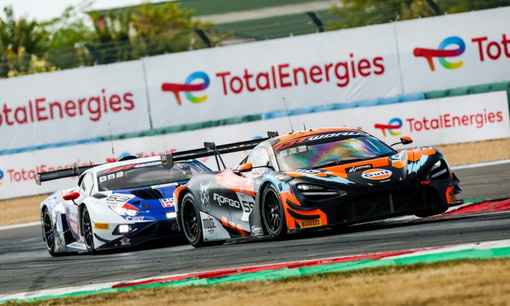 La #59 McLaren Garage 59 davanti alla #63 Lamborghini GRT a Magny-Cours