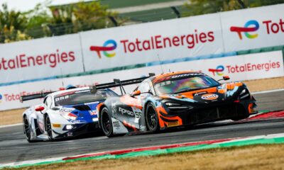 La #59 McLaren Garage 59 davanti alla #63 Lamborghini GRT a Magny-Cours