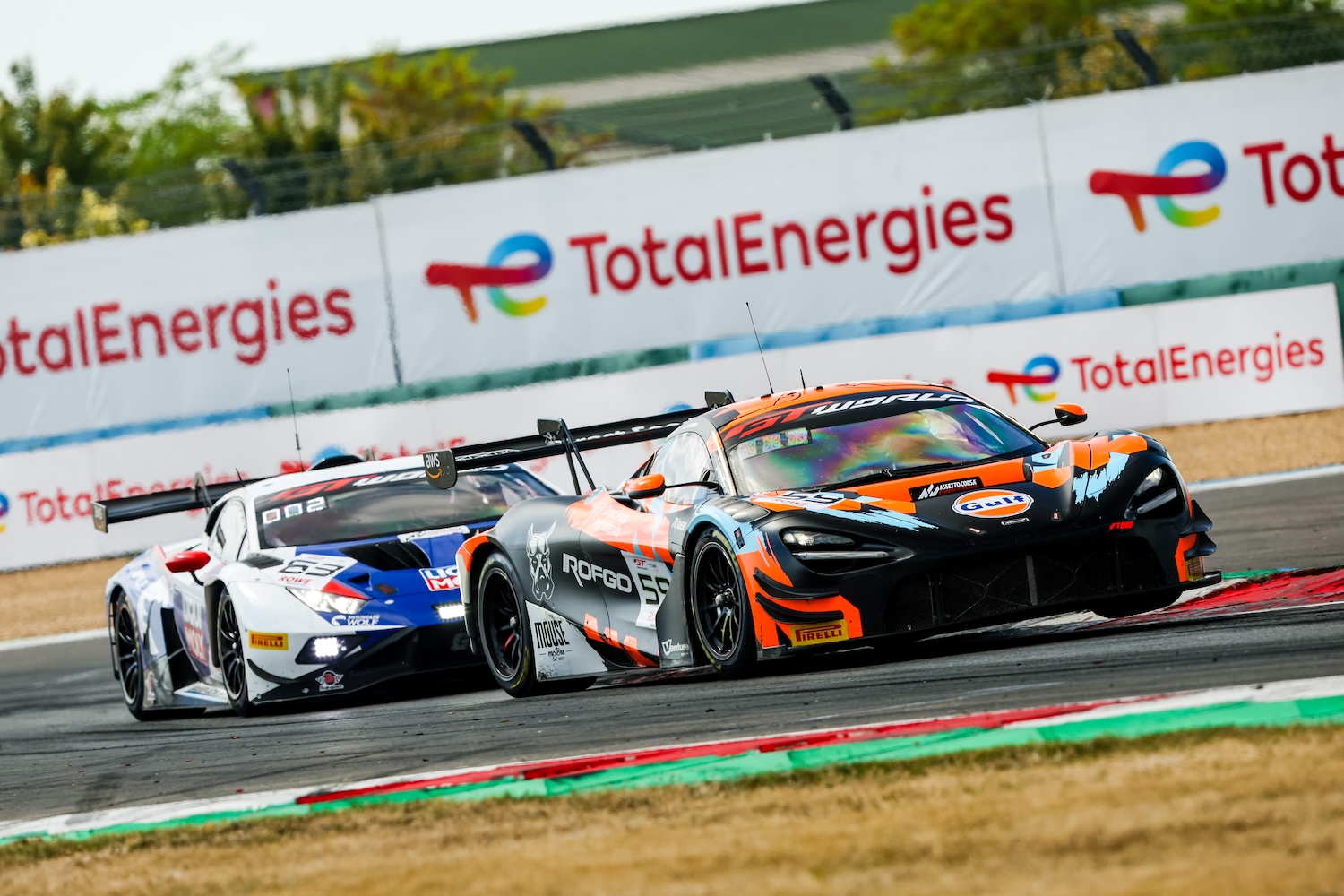 La #59 McLaren Garage 59 davanti alla #63 Lamborghini GRT a Magny-Cours
