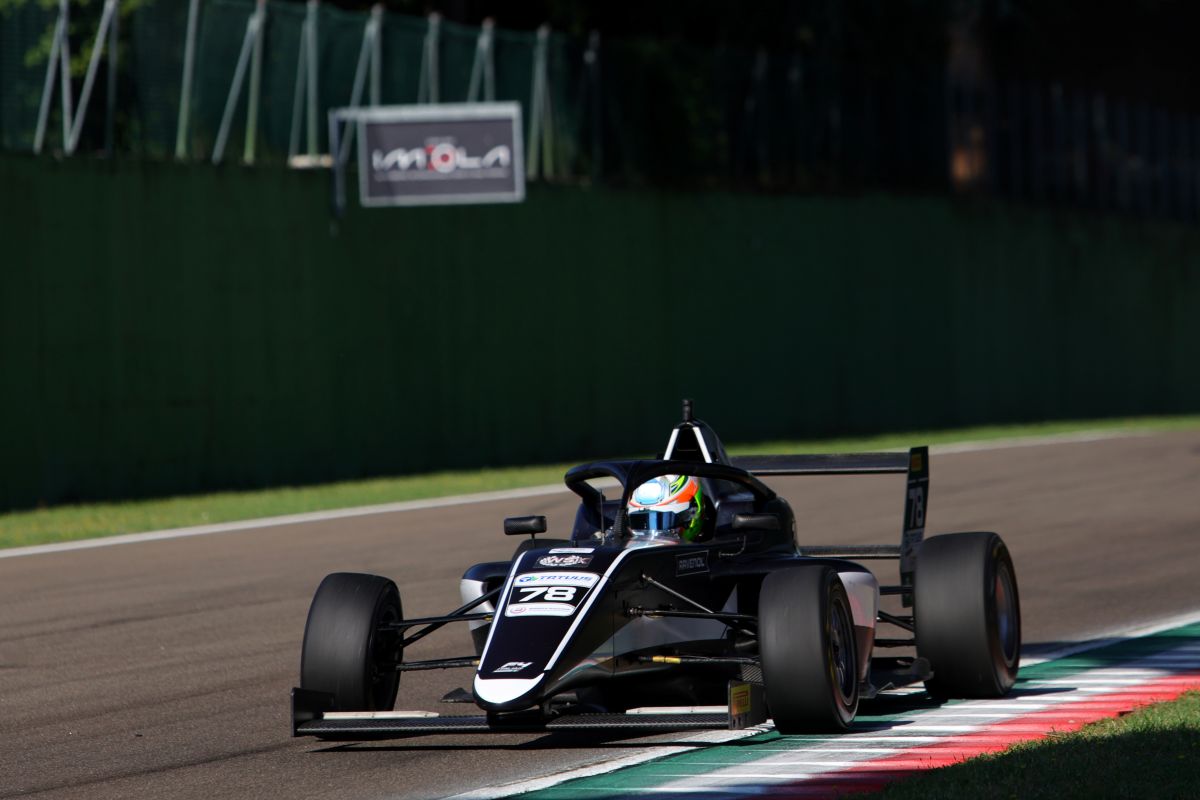Gabriel Gomez vincitore di Gara 1 a Imola della F4 Italia