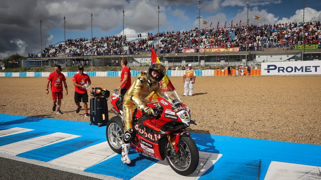 Bautista mentre celebra l'ultimo titolo vinto in SBK