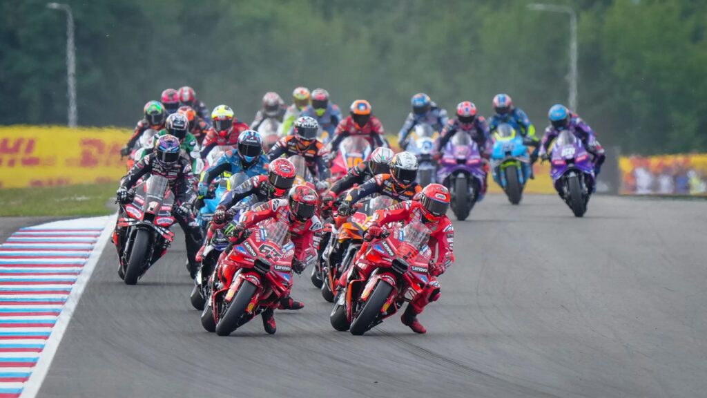 I bolidi della MotoGP a Brno. Dal 2027 i carburanti dovranno essere non fossili (© MotoGP)