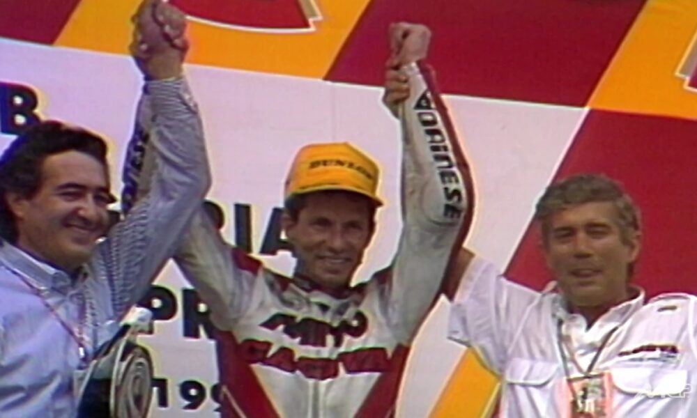 Eddie Lawson sul podio dopo la vittoria del GP di Ungheria 1992