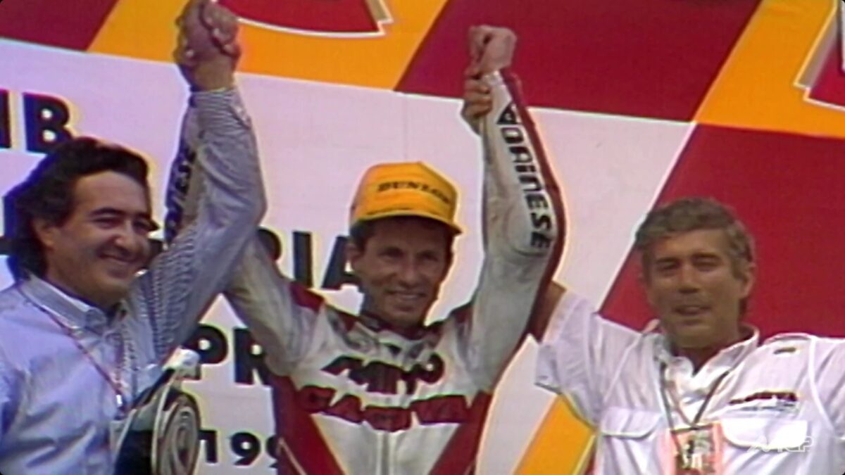 Eddie Lawson sul podio dopo la vittoria del GP di Ungheria 1992
