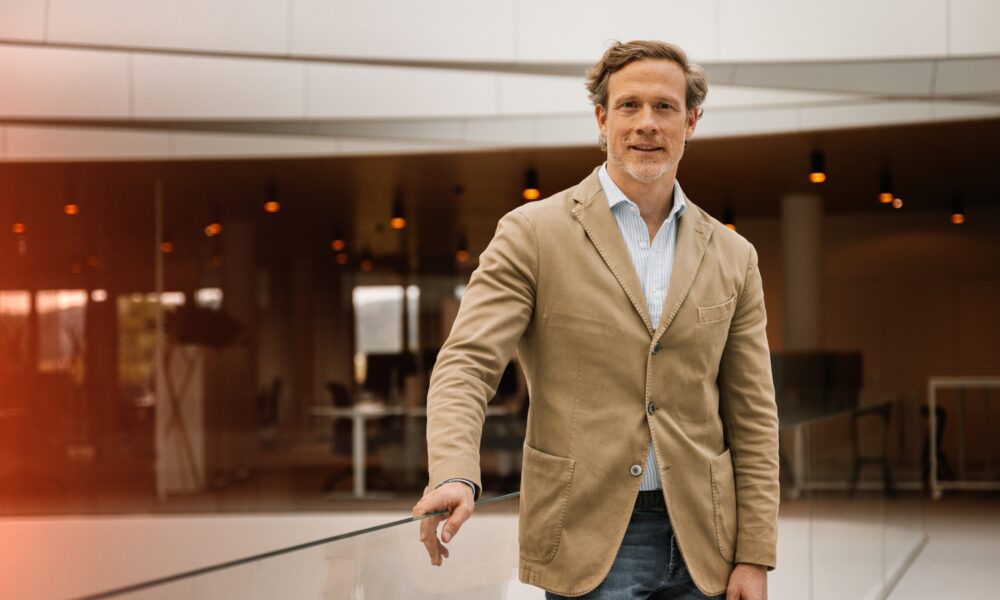 Il CEO di KTM Gottfried Neumeister all'interno dell'azienda austiaca (© KTM)