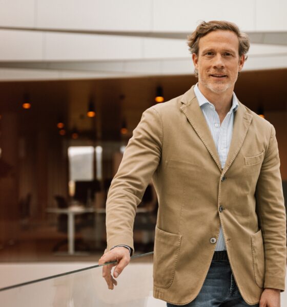Il CEO di KTM Gottfried Neumeister all'interno dell'azienda austiaca (© KTM)