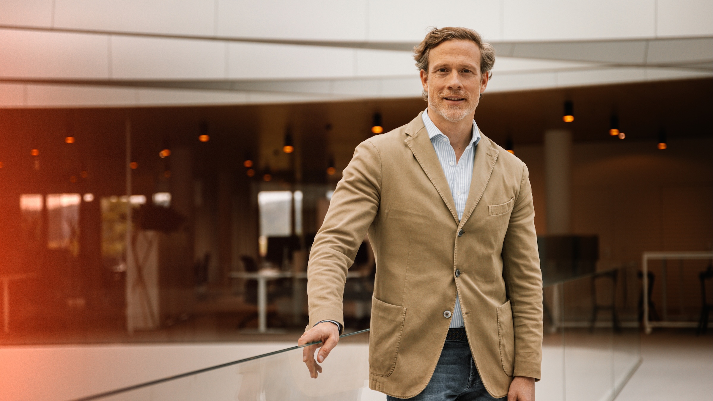 Il CEO di KTM Gottfried Neumeister all'interno dell'azienda austiaca (© KTM)