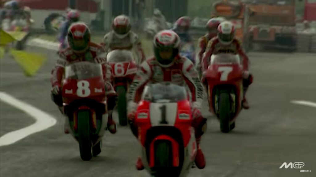 I piloti tornano ai box dopo la bandiera rossa