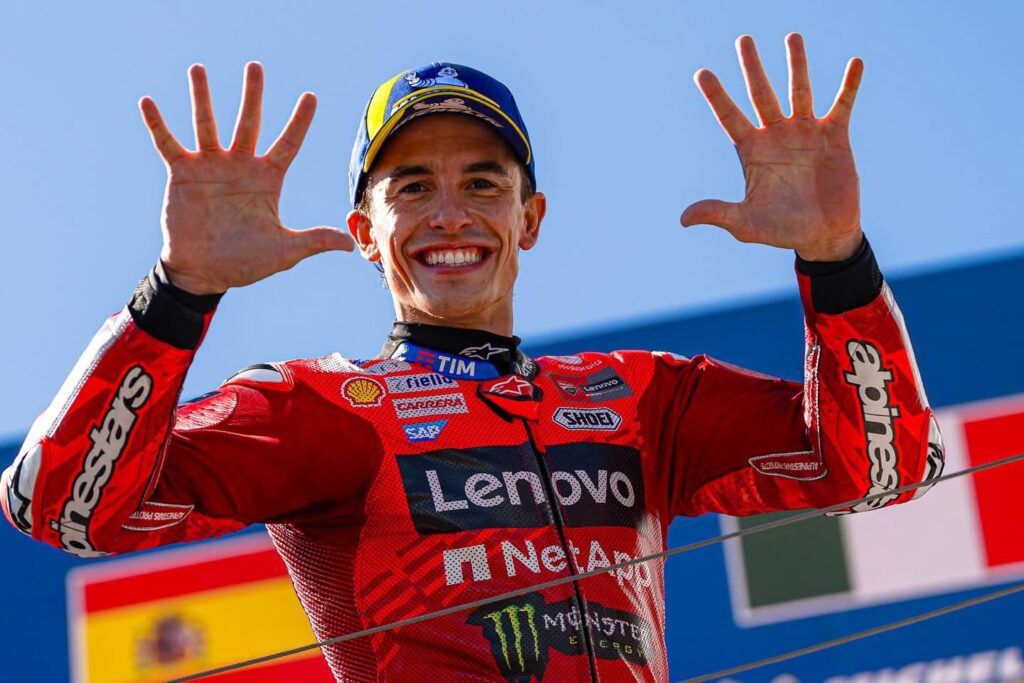Marc Marquez sul podio dopo l'ultima vittoria