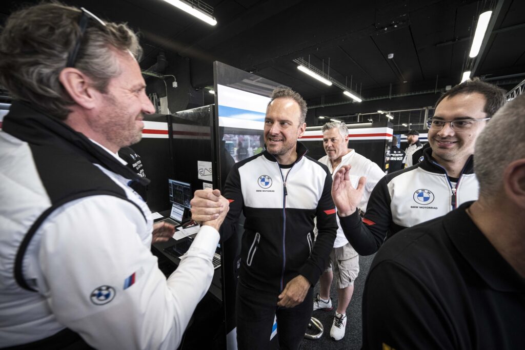 Markus Flasch, al centro, nel box BMW