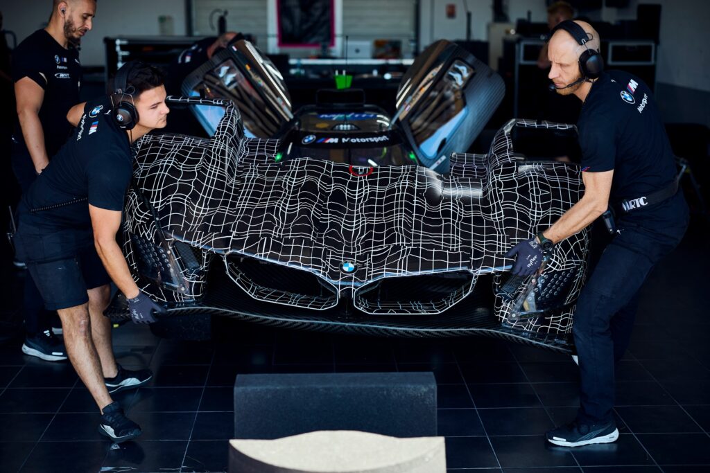 Il nuovo frontale della BMW M Hybrid V8 (© BMW)