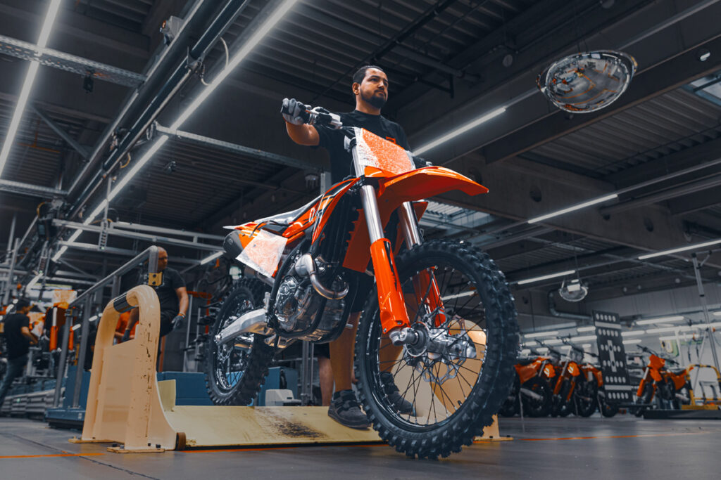 Un'immagine della ripresa della produzione di KTM (© KTM)