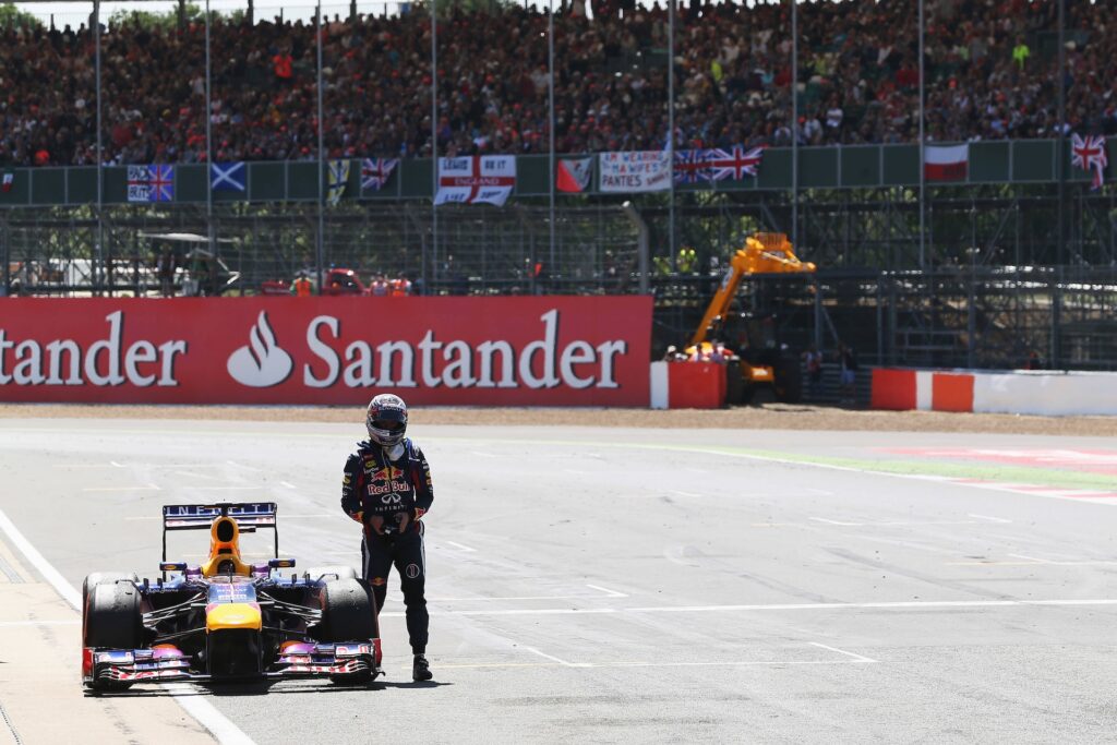 Vettel nel 2014 accanto alla sua Red Bull ammutolita. Renault ebbe grossi problemi di affidabilità con le power unit (© Red Bull Content Pool)