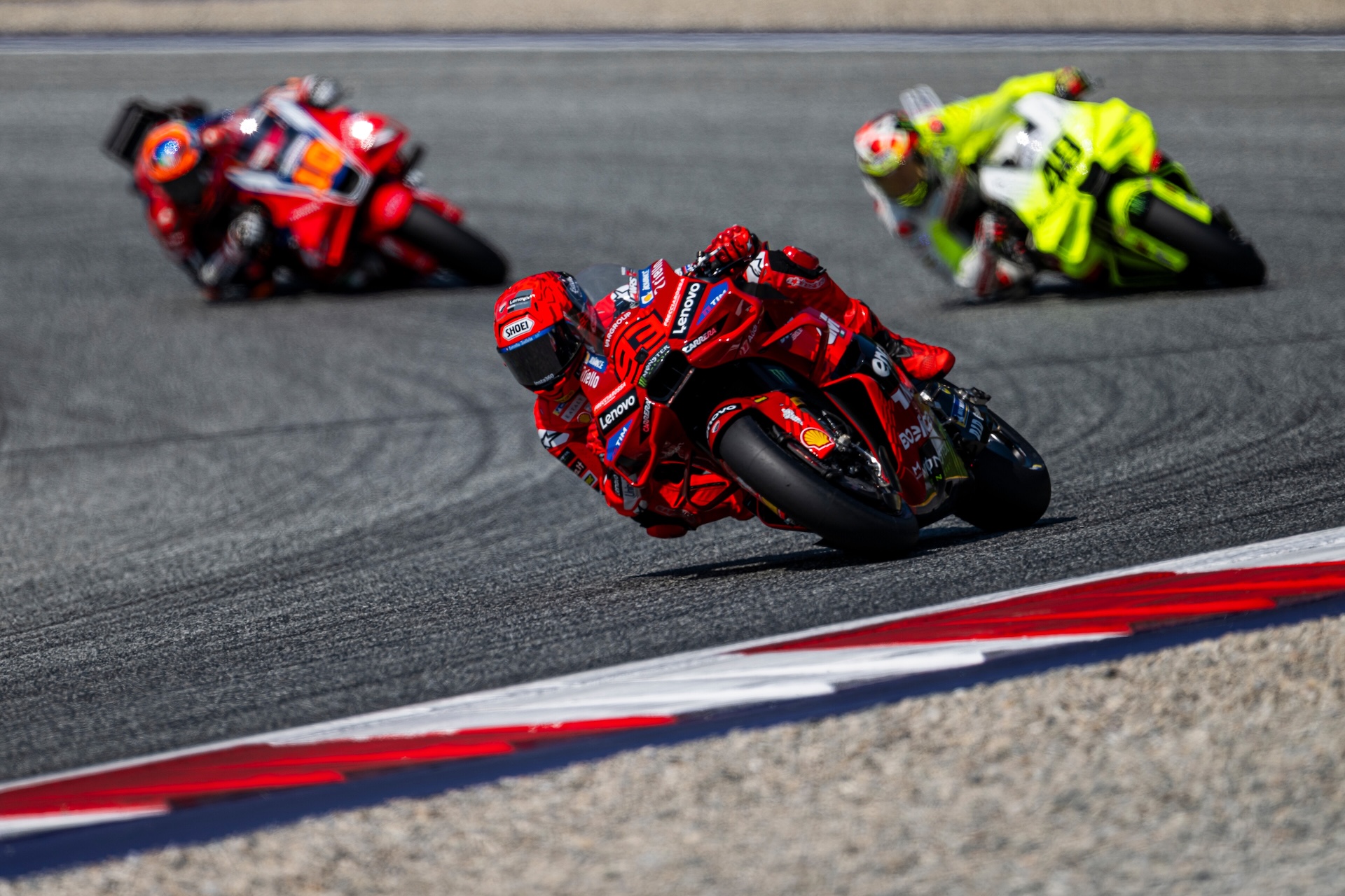 Marc Marquez, Di Giannantonio e Marini in curva in Austria, primo GP con il controllo elettronico di stabilità (© Red Bull Content Pool)
