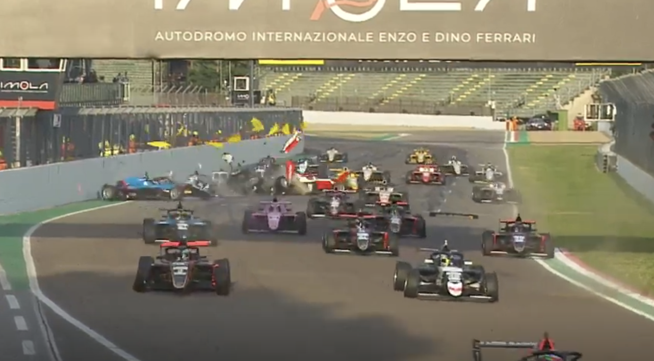 L'incidente al via di Gara 2 della F4 Italia a Imola 