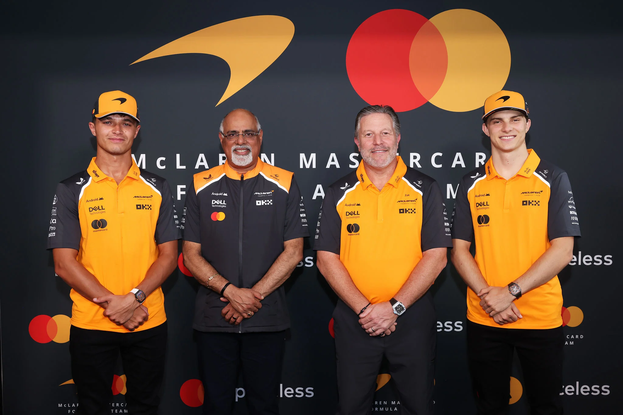 Lando Norris, Raja Rajamannar, Zak Brown e Oscar Piastri