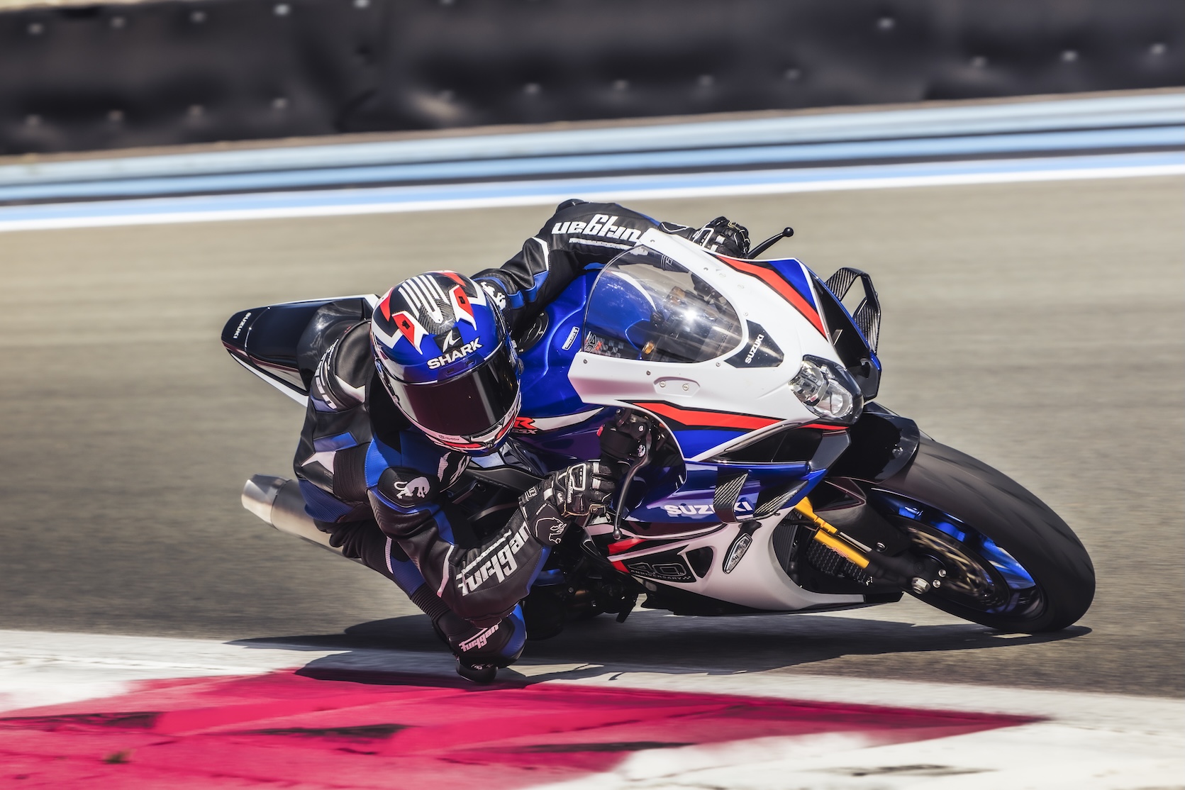 La GSX-R1000R blu in azione in pista