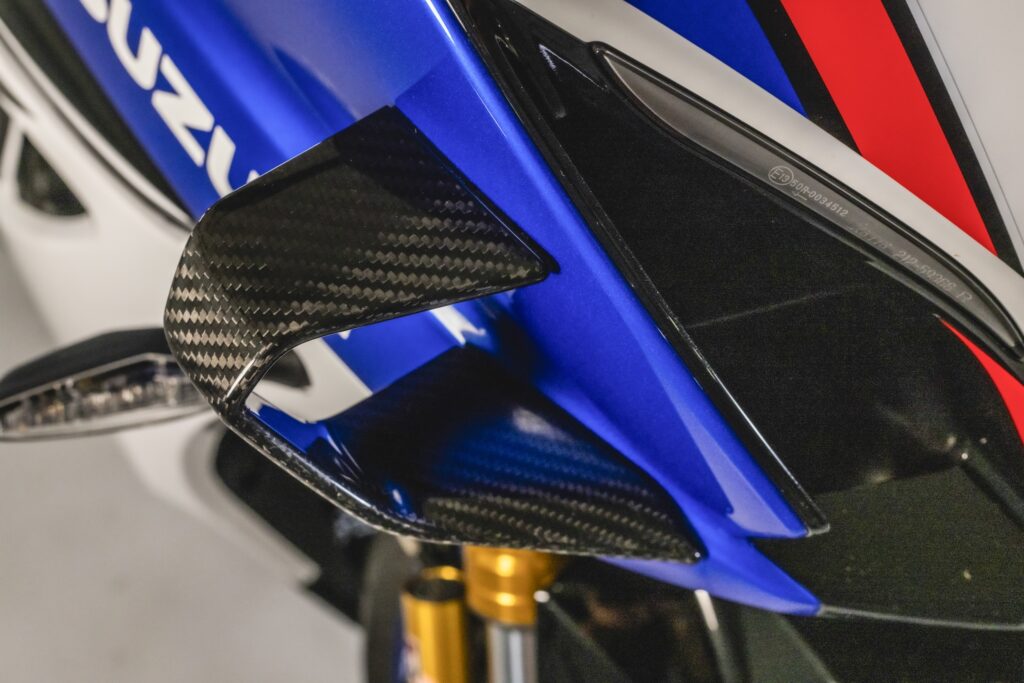 Una delle due ali anteriori presenti sulla Suzuki GSX-R1000R