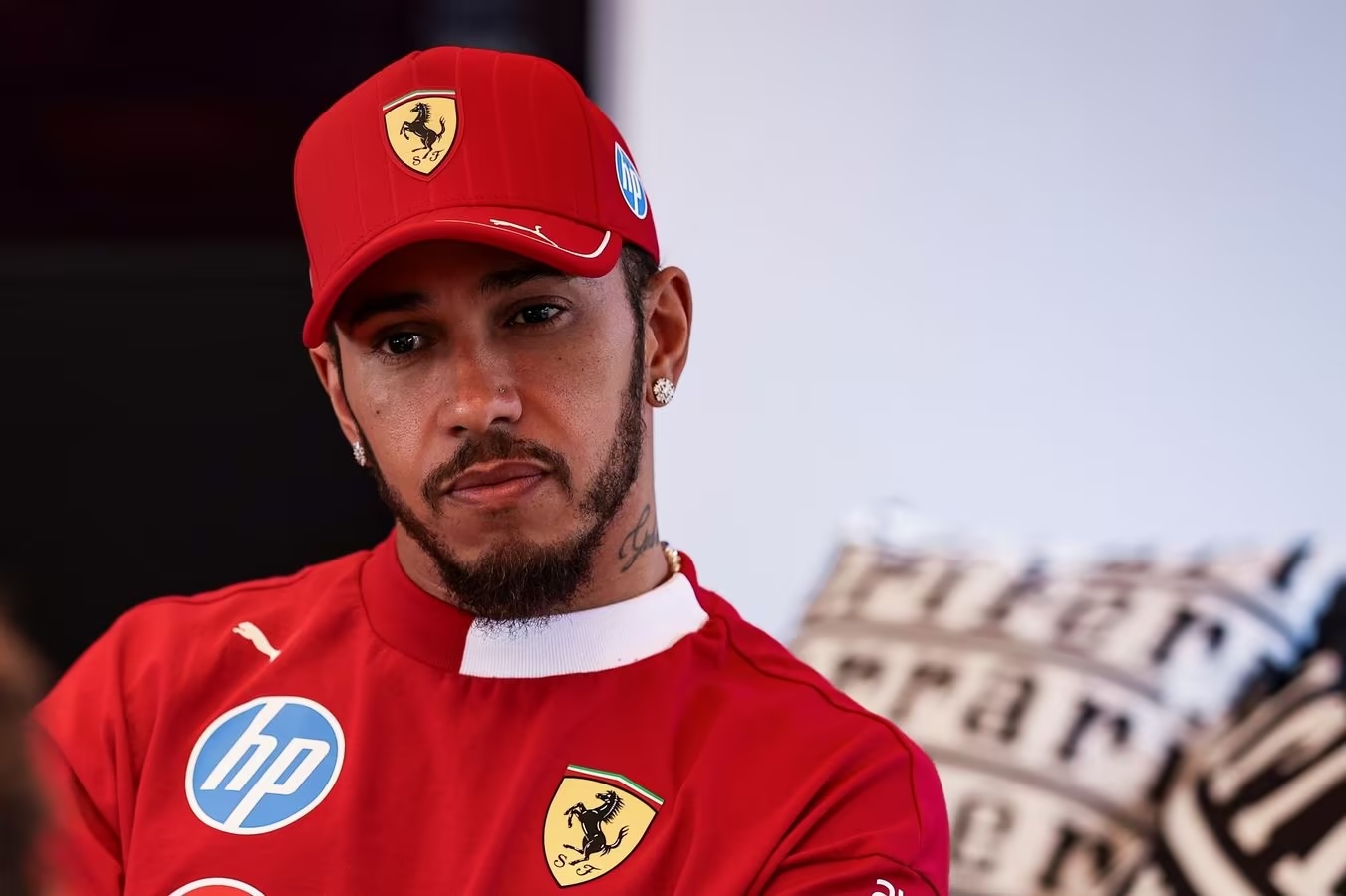 Lewis Hamilton pensieroso in Ungheria