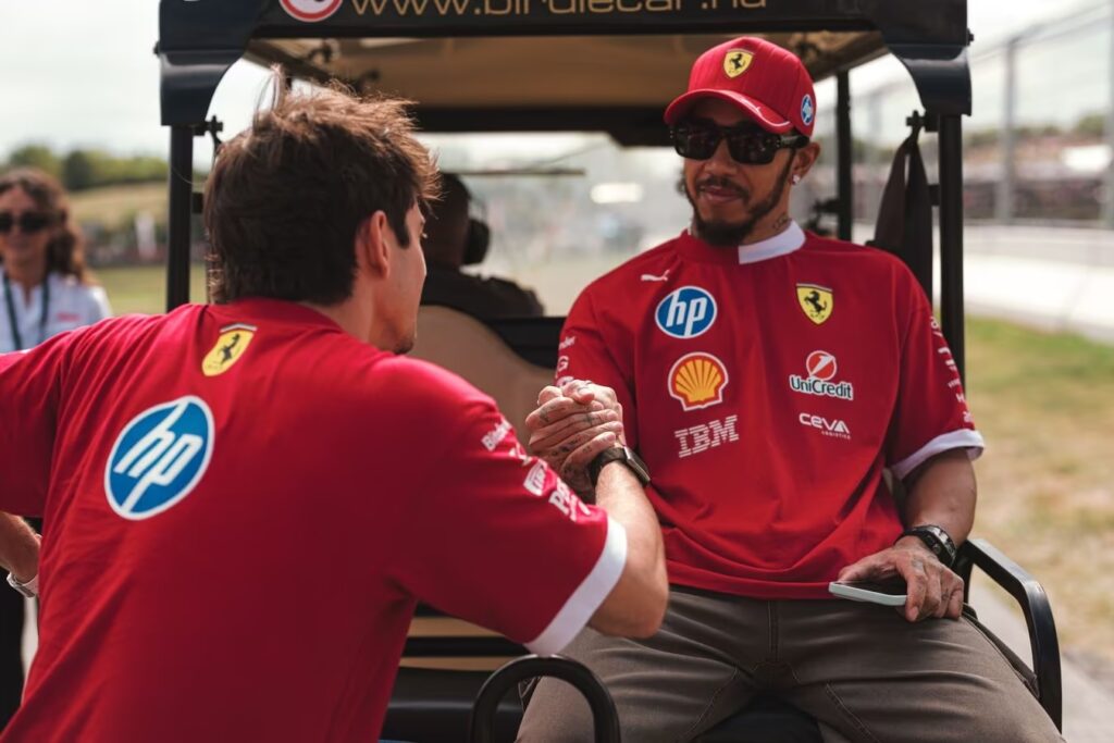 Hamilton aiuta Leclerc a salire su un golf kart in Ungheria