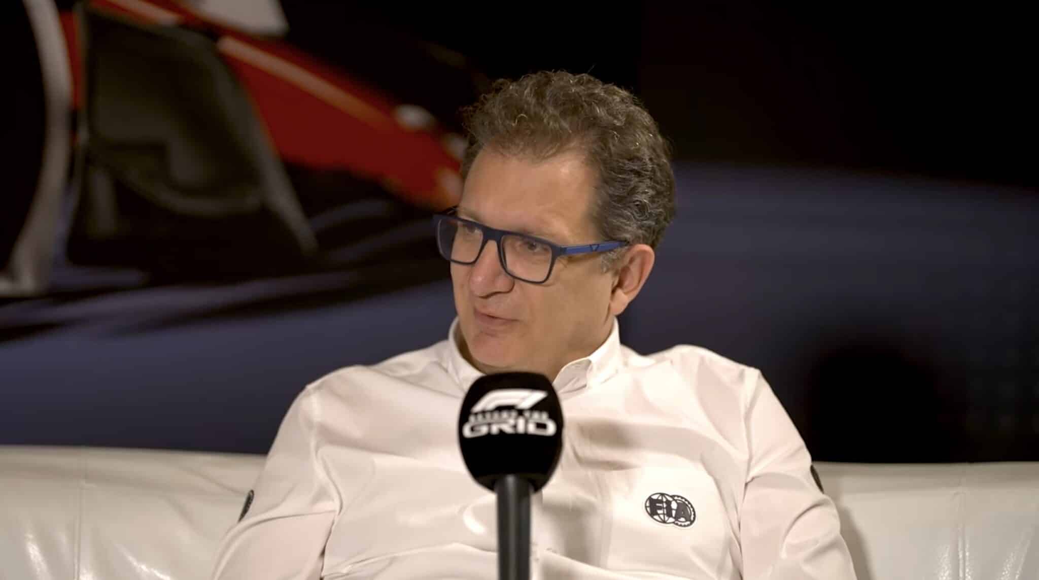 Nikolas Tombazis durante un'intervista (© YouTube Formula 1)