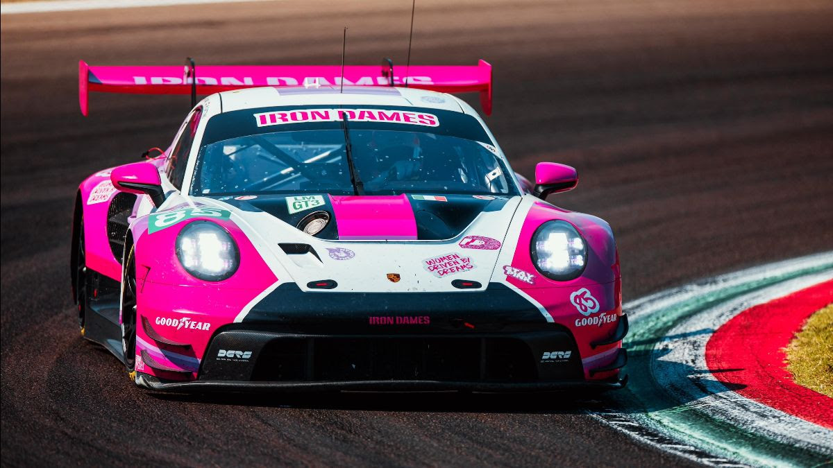 La Porsche #85 di Iron Dames in azione a Imola 