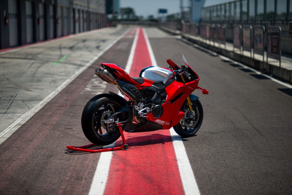 La Panigale V4 R 2026 vista da dietro con gli scarichi Racing (© Ducati)